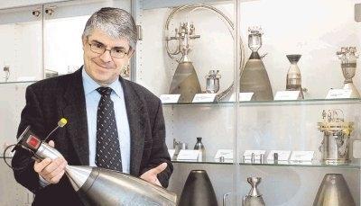Triebwerke, wie Stefan Hässler hier eines in seinen Händen hält, sind dafür da, dass sich die Schubkraft entfalten kann. Es gibt sie in allen möglichen Leistungsbereichen − klein wie eine Taschenlampe bis zu kiloschweren Motoren.Fotos: Ulrike Kugler Triebwerke, wie Stefan Hässler hier eines in seinen Händen hält, sind dafür da, dass sich die Schubkraft entfalten kann. Es gibt sie in allen möglichen Leistungsbereichen − klein wie eine Taschenlampe bis zu kiloschweren Motoren.Fotos: Ulrike Kugler