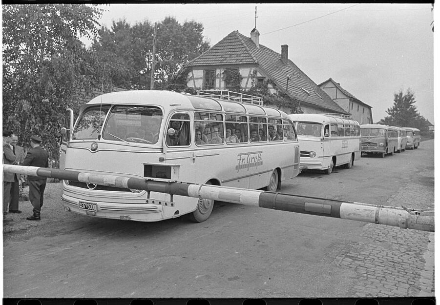 Reisen 1956: Vor dem Schlagbaum heißt es Halt für den Reisebuskonvoi des Heilbronner Stimme-Betriebsausflugs.