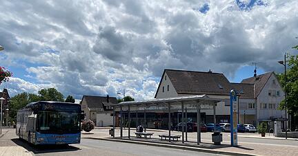 Am ZOB in Neuenstadt halten täglich einige Busse. Eine Anwohnerin schildert, dass die Lärmbelastung über die Jahre enorm zugenommen habe.
Foto: Katharina Müller