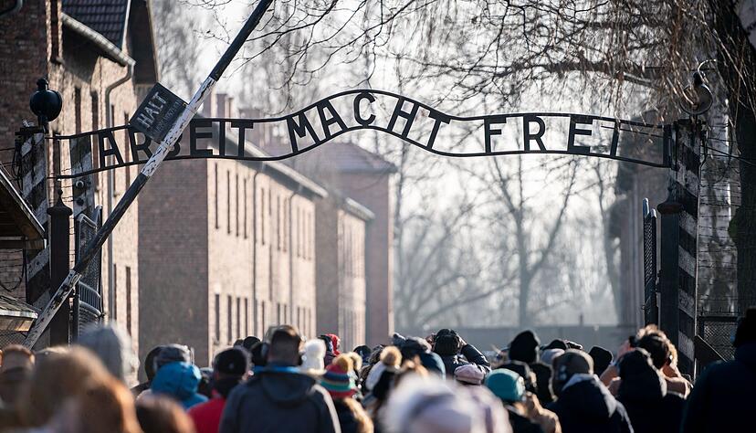 Besucher gehen durch den Eingang des früheren Konzentrationslager Auschwitz I. (Archivbild) Besucher gehen durch den Eingang des früheren Konzentrationslager Auschwitz I. (Archivbild)