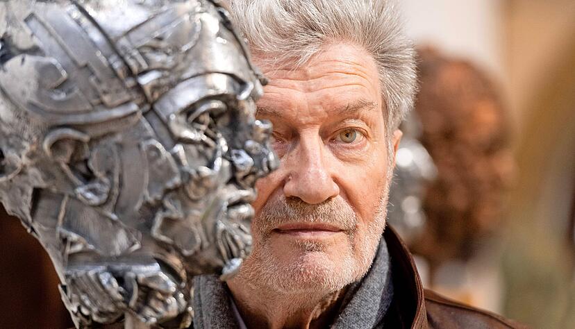 Wie sein Kunstwerk am Ende aussehen wird, sieht Gunther Stilling anfangs nur ungefähr. Was es am Ende leisten muss, um zu bleiben, weiß der 76-jährige Bildhauer aber genau.
Foto: Mario Berger Wie sein Kunstwerk am Ende aussehen wird, sieht Gunther Stilling anfangs nur ungefähr. Was es am Ende leisten muss, um zu bleiben, weiß der 76-jährige Bildhauer aber genau.
Foto: Mario Berger
