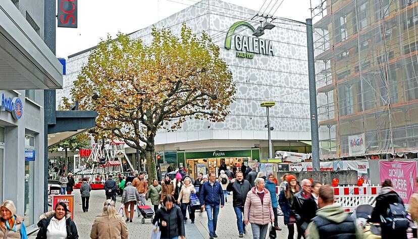 Nach der Insolvenz der Warenhauskette fragen sich viele Bürger, wie es mit der Galeria-Kaufhof-Filiale in der Fleiner Straße weitergeht?
Foto: Ralf Seidel Nach der Insolvenz der Warenhauskette fragen sich viele Bürger, wie es mit der Galeria-Kaufhof-Filiale in der Fleiner Straße weitergeht?
Foto: Ralf Seidel