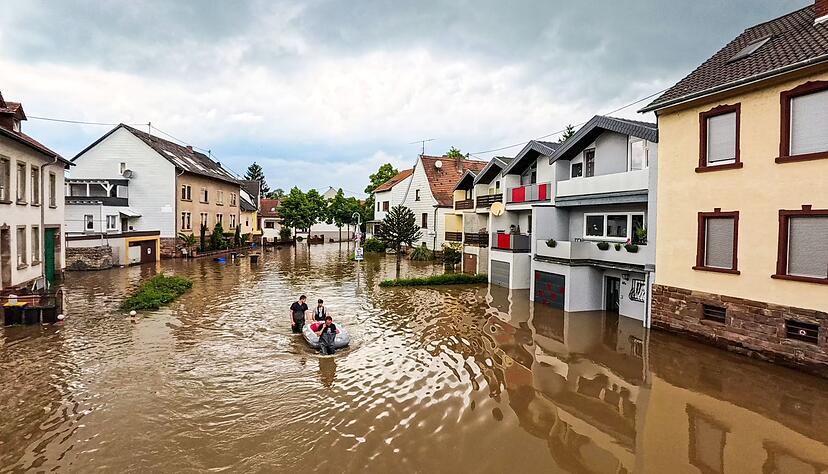 Einsatzkräfte der Freiwilligen Feuerwehr von Kleinblittersdorf sind mit dem Schlauchboot unterwegs. Einsatzkräfte der Freiwilligen Feuerwehr von Kleinblittersdorf sind mit dem Schlauchboot unterwegs.