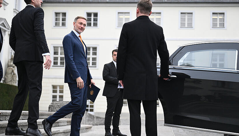 Christian Lindner, Bundesvorsitzender der FDP, verlässt das Schloss Bellevue.