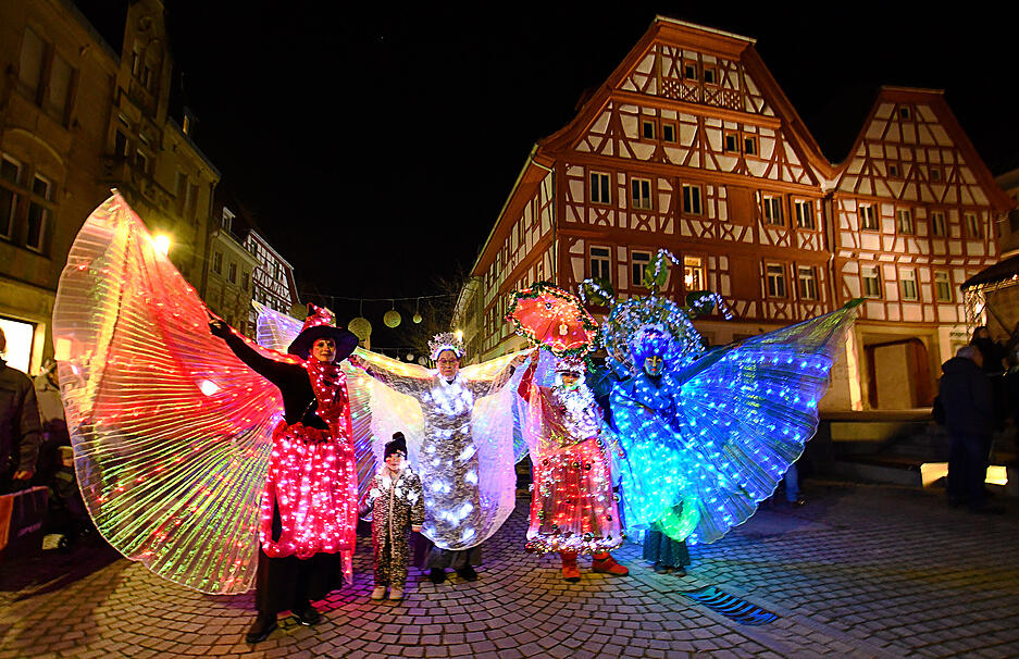 „Zauberhafte Lichtgestalten“, die vom Verein Artificium Eppingen präsentiert werden, sorgen für eine magische Atmosphäre.
