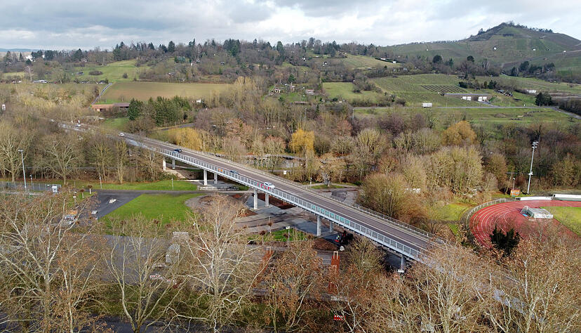 Derzeit führt die Sulmtalbrücke die B27 noch zweispurig über Neckarsulm. Der geplante Neubau bis 2030 erscheint unrealistisch. Derzeit führt die Sulmtalbrücke die B27 noch zweispurig über Neckarsulm. Der geplante Neubau bis 2030 erscheint unrealistisch.