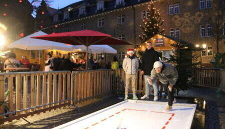 Das kulinarische Dorf „Winterzauber“ in Öhringen mit der Eisstockbahn als Attraktion hat viele Menschen in die Innenstadt gebracht. Das kulinarische Dorf „Winterzauber“ in Öhringen mit der Eisstockbahn als Attraktion hat viele Menschen in die Innenstadt gebracht.