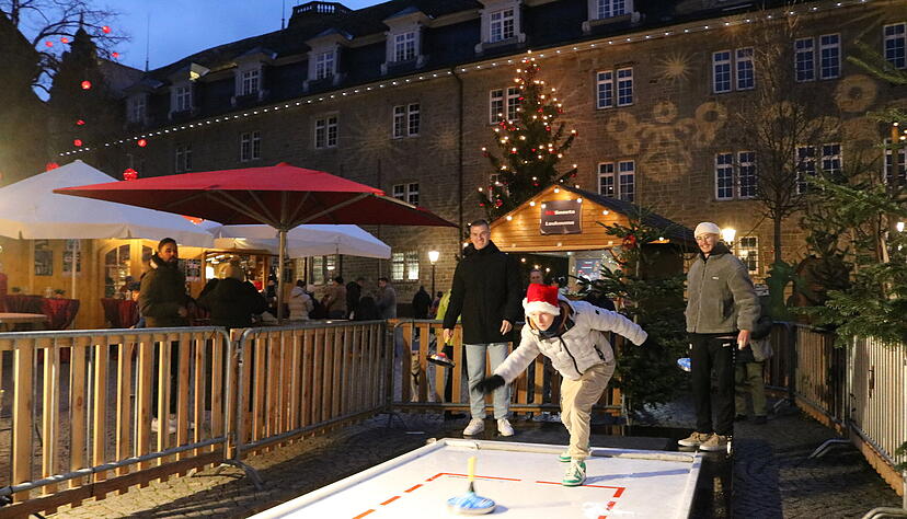 Das kulinarische Dorf &bdquo;Winterzauber&ldquo; in &Ouml;hringen mit der Eisstockbahn als Attraktion soll wieder viele Menschen in die Innenstadt ziehen.
