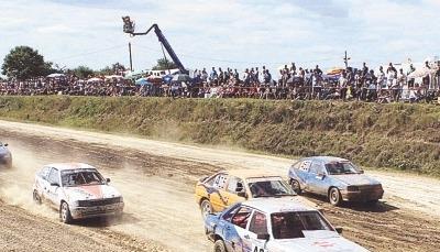 Steffen Brust (vorne) holte auf dem Stettenring mit seinem Audi 80 quattro den Tagessieg in der Klasse bis 2000 Kubikzentimeter.Foto: privat Steffen Brust (vorne) holte auf dem Stettenring mit seinem Audi 80 quattro den Tagessieg in der Klasse bis 2000 Kubikzentimeter.Foto: privat