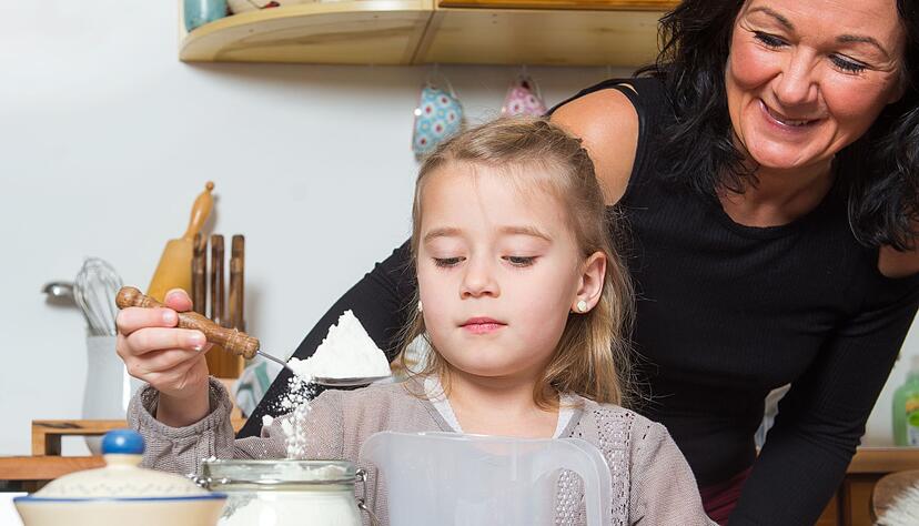 Mit Süßigkeiten gefüllte Schuhe sind am Nikolaustag der Klassiker. Aber auch gemeinsame Zeit beim Backen beschert dem Nachwuchs einen schönen Tag. Mit Süßigkeiten gefüllte Schuhe sind am Nikolaustag der Klassiker. Aber auch gemeinsame Zeit beim Backen beschert dem Nachwuchs einen schönen Tag.