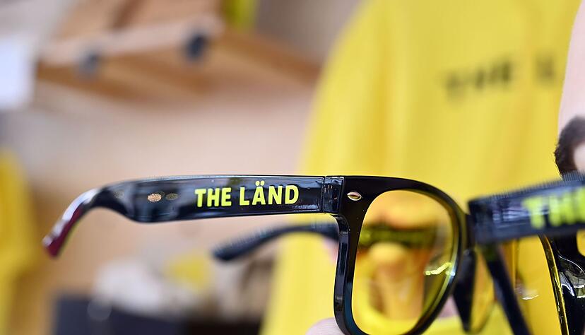 Den Durchblick mit etwas Landespatriotismus: Eine Brille mit &laquo;L&auml;nd&raquo;-Logo. (Archivbild)