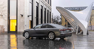 Die aktuelle Generation des Audi A8 kam 2017 auf den Markt, 2021 erhielt die Luxuslimousine eine Überarbeitung. Das Produktionsende ist aktuell für 2026 geplant.