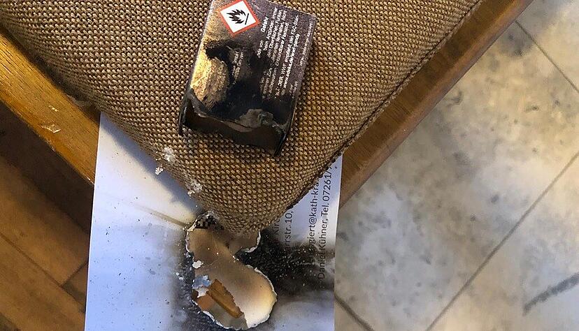 In der Eppinger Stadtkirche haben Unbekannte mehrere Gegenst&auml;nde in Brand gesetzt. Nur durch Gl&uuml;ck kam es nicht zu einem gr&ouml;&szlig;eren Feuer.