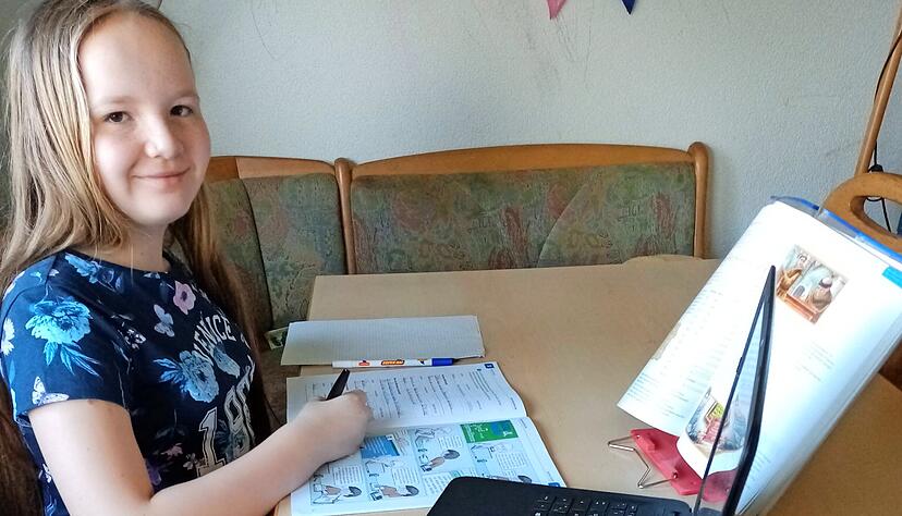 Kinder-Reporterin Rebekka bearbeitet ihre Schulaufgaben am heimischen Esstisch.
 Foto: privat