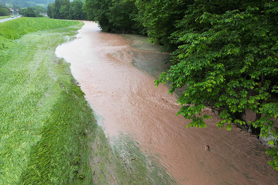 Eine Wiese neben einem kleinen Bach bei Rudersberg ist nach anhaltenden Regenfällen und einem Unwetter zu einem Fluss geworden. Eine Wiese neben einem kleinen Bach bei Rudersberg ist nach anhaltenden Regenfällen und einem Unwetter zu einem Fluss geworden.