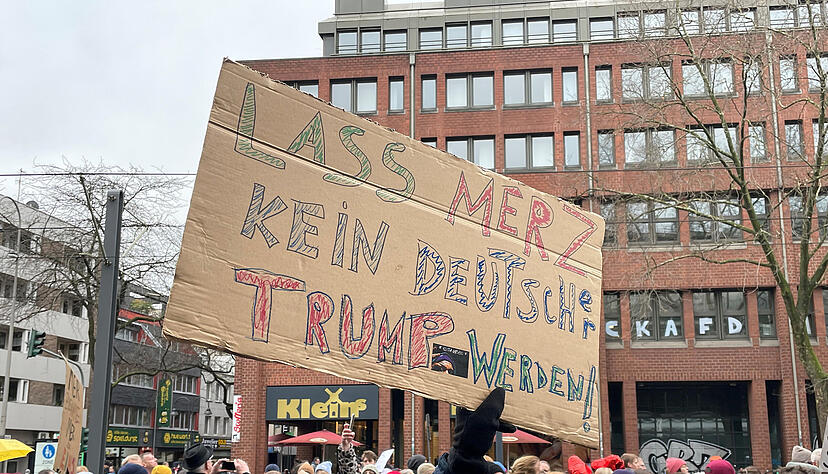 Auch analog hat die Debatte um den Kurswechsel in der Migrationspolitik die Gesellschaft emotional gespalten. Das bildet sich in sozialen Medien ab. Die Union profitiert von dem Thema, Friedrich Merz nicht. Auch analog hat die Debatte um den Kurswechsel in der Migrationspolitik die Gesellschaft emotional gespalten. Das bildet sich in sozialen Medien ab. Die Union profitiert von dem Thema, Friedrich Merz nicht.