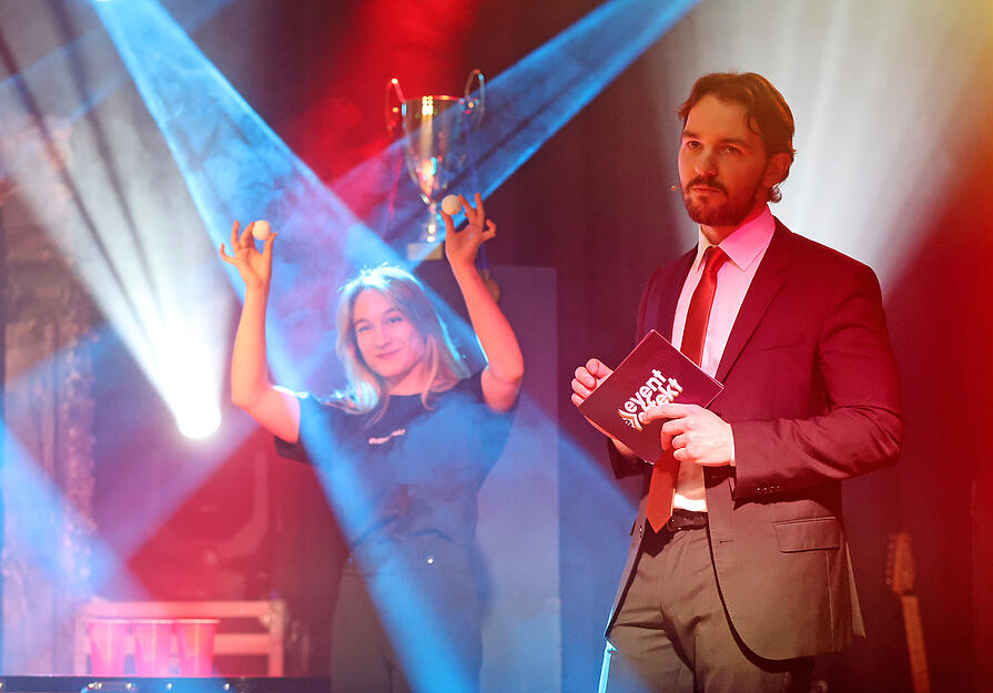 Teams k&auml;mpfen beim Bierpong-Turnier in Bad Rappenau um Punkte und den gro&szlig;en Pokal.