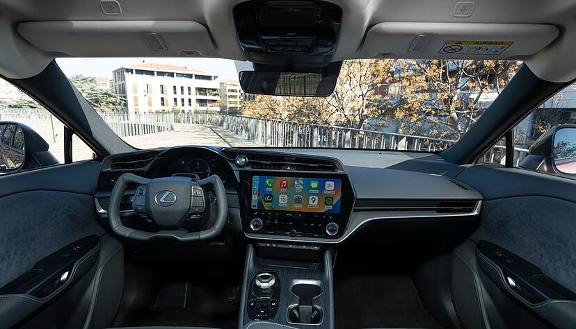 Im Lexus RZ 450e fällt der Blick vor allem auf das sogenannte Yoke-Lenkrad und die ungewöhnlich massive Mittelkonsole.