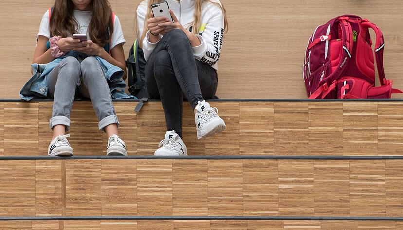Für viele Schülerinnen und Schüler sind Smartphones aus dem Alltag kaum wegzudenken. (Archivbild) Für viele Schülerinnen und Schüler sind Smartphones aus dem Alltag kaum wegzudenken. (Archivbild)