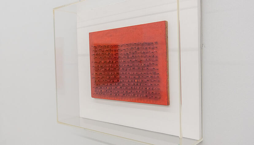 Hal Busse: Nagelbild rot, Nägel und Kaseinfarbe und Lack auf Spanplatte