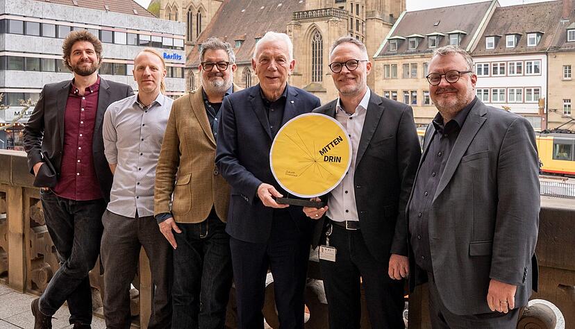 Oberb&uuml;rgermeister Harry Mergel ( Mitte); Baub&uuml;rgermeister Andreas Ringle (r.); Patrik Henschel, Leiter des Planungs- und Baurechtsamts (2.v.r.); Markus Weismann (asp Architekten, 3.v.l.), Sven Lohmeyer (urbanista, 2.v.l.) und Amos Heuss, zuk&uuml;nftiger Leiter des Kompetenzzentrums Innenstadt