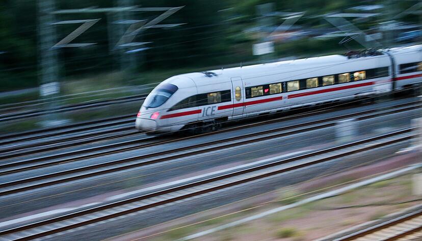 Ein ICE 3 soll zur Zeit der Bundesgartenschau von Montag bis Freitag zwei Mal am Tag Heilbronn ansteuern. Darauf verweist die Deutsch Bahn auf Stimme-Anfrage. Zwischen Stuttgart und Köln wird dieser Zug Fahrgäste befördern.
Foto: Jan Woitas/dpa Ein ICE 3 soll zur Zeit der Bundesgartenschau von Montag bis Freitag zwei Mal am Tag Heilbronn ansteuern. Darauf verweist die Deutsch Bahn auf Stimme-Anfrage. Zwischen Stuttgart und Köln wird dieser Zug Fahrgäste befördern.
Foto: Jan Woitas/dpa