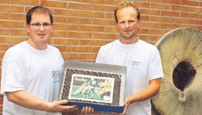 Matthias (links) und Jochen Hofmann mit einem ihrer Werke, hergestellt nach Kundenvorlage.Foto: Heiko Fritze
