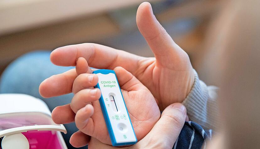 Ein Kita-Kind und seine Mutter warten daheim auf das Ergebnis eines Corona-Selbsttests. Immer mehr Gemeinden im Landkreis Heilbronn machen den Test für Kita-Kinder zur Pflicht.
Foto: dpa