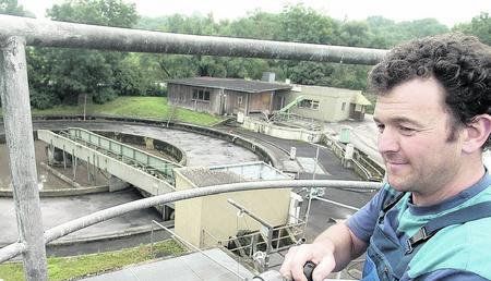 Ver- und Entsorger Thomas Gessler betreut die Kl&auml;ranlage f&uuml;r Ilsfeld, Abstatt und Untergruppenbach. Das Areal muss dringend auf den neuesten Stand gebracht werden. (Foto: Werner Kuhnle)