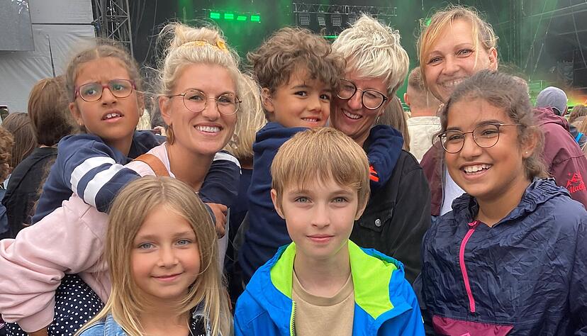 Jana Akthutar (links) und ihre Schwester rechts daneben haben den ganzen Abend über fast immer eines der Kinder auf den Schultern und dem Rücken und trotzdem − oder gerade deswegen − großen Spaß mitWincent Weiss und Silbermond.