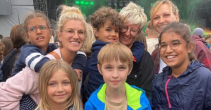 Jana Akthutar (links) und ihre Schwester rechts daneben haben den ganzen Abend über fast immer eines der Kinder auf den Schultern und dem Rücken und trotzdem − oder gerade deswegen − großen Spaß mitWincent Weiss und Silbermond.