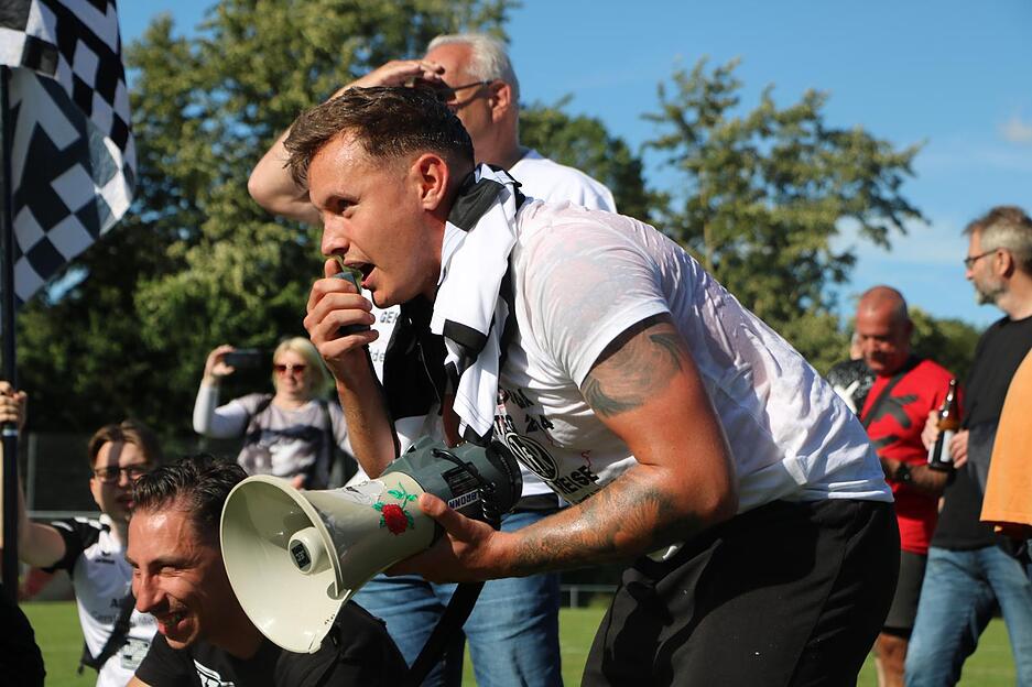 VfR Heilbronn schafft Sprung in die Verbandsliga: Aufstiegsfeier beginnt auf dem Platz