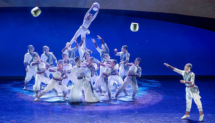 Die Heilbronner Zirkusfreunde können sich beim 24. Weihnachtszirkus auf eine spektakuläre Vasenjonglage der chinesischen Hebei Acrobatic Troupe freuen. Die Heilbronner Zirkusfreunde können sich beim 24. Weihnachtszirkus auf eine spektakuläre Vasenjonglage der chinesischen Hebei Acrobatic Troupe freuen.