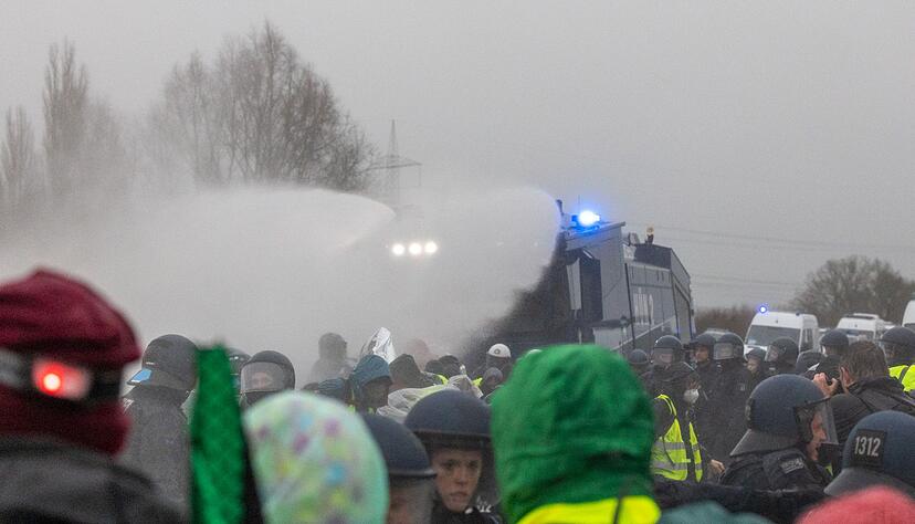 Die Polizei setzt Wasserwerfer gegen Demonstranten ein, die die B429 nahe der Lahnbr&uuml;cke blockieren.