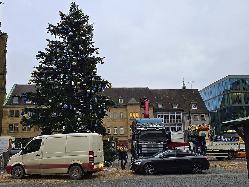 Schausteller bauen ihre St&auml;nde ab.