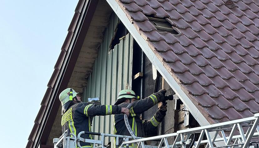 Mit einer Drehleiter l&ouml;schen Feuerwehrleute den Brand.