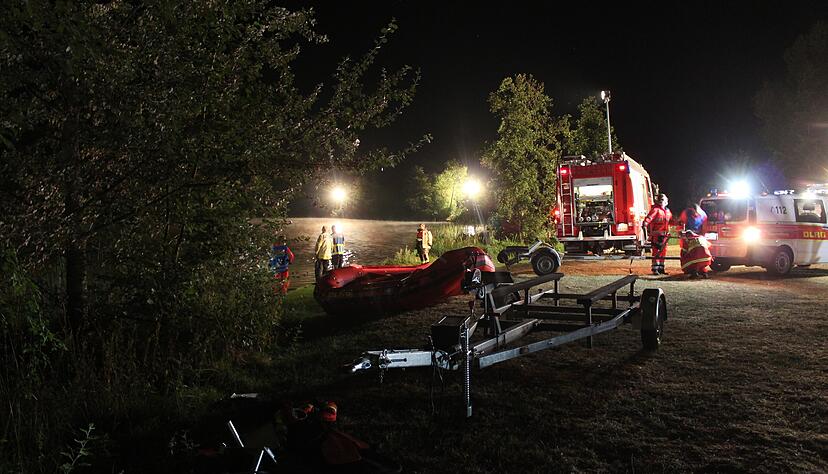 Feuerwehren, DLRG und Polizei bei der Suche am Katzenbachsee.  Foto: Heike Kinkopf