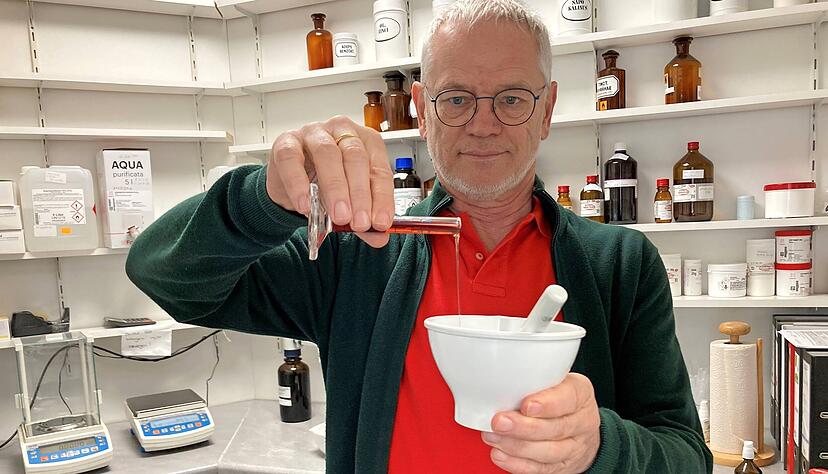 Tabletten zermörsern, Himbeersirup dazu: Professor Dr. Marcus Plehn unterstützt Kinderarztpraxen mit selbst angemischten Antibiotikasäften.
Fotos: Adrian Hoffmann Tabletten zermörsern, Himbeersirup dazu: Professor Dr. Marcus Plehn unterstützt Kinderarztpraxen mit selbst angemischten Antibiotikasäften.
Fotos: Adrian Hoffmann