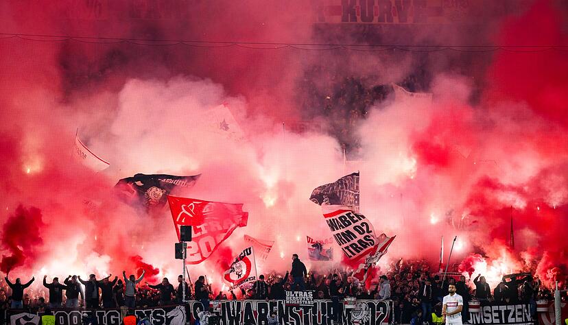 Die Fans des VfB Stuttgart haben bei der Champions League-Begegnung mit Atalanta Bergamo massiv Pyrotechnik gezündet. Die Fans des VfB Stuttgart haben bei der Champions League-Begegnung mit Atalanta Bergamo massiv Pyrotechnik gezündet.