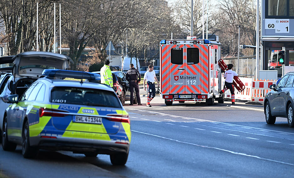 Einsatzkräfte der Rettungsdienste stehen auf dem Gelände eines Bosch Werks. Einsatzkräfte der Rettungsdienste stehen auf dem Gelände eines Bosch Werks.