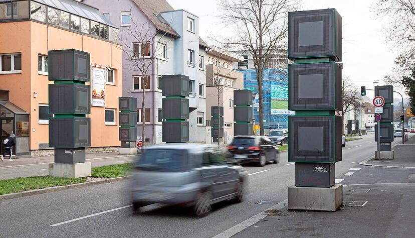 Die Luftfiltersäulen in der Weinsberger Straße sind seit Juli 2022 außer Betrieb. Kommende Woche werden sie komplett abgebaut.
Foto: Andreas Veigel Die Luftfiltersäulen in der Weinsberger Straße sind seit Juli 2022 außer Betrieb. Kommende Woche werden sie komplett abgebaut.
Foto: Andreas Veigel