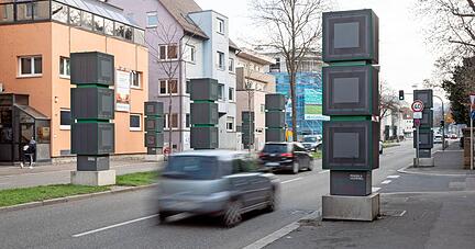 Die Luftfiltersäulen in der Weinsberger Straße sind seit Juli 2022 außer Betrieb. Kommende Woche werden sie komplett abgebaut.  
Foto: Andreas Veigel