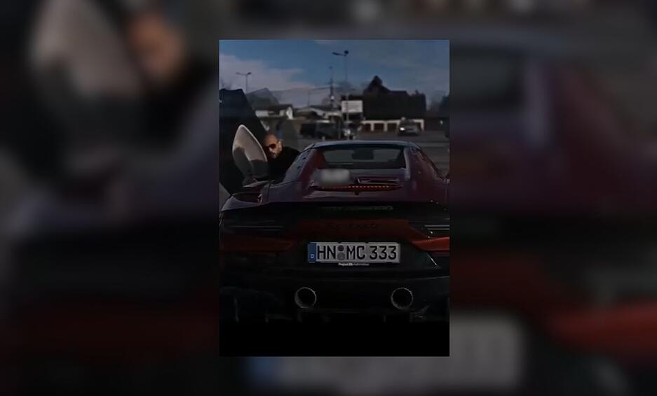 Auf Instagram zeigt sich Andrew Tate dennoch kämpferisch und propagiert seinen Lifestyle mit Luxusautos aus dem Raum Heilbronn.