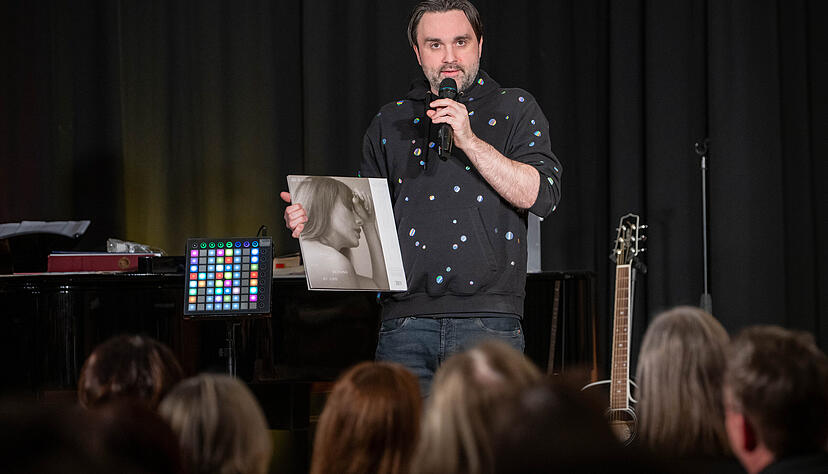 1487 H&ouml;rbeispiele hat Markus Henrik alias Dr. Pop auf sein buntes, digitales Sample Pad geladen. Musik von Taylor Swift gibt es hingegen auch analog als Platte.