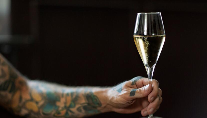 Schaumwein aus der Sektfl&ouml;te war mal - da geht zu viel Aromatik verloren. Besser sind spezielle Sektgl&auml;ser, die eine gewisse Oberfl&auml;che mitbringen und sich nach oben verj&uuml;ngen. So werden die Aromen geb&uuml;ndelt und die Kohlens&auml;ure verfliegt nicht so schnell.