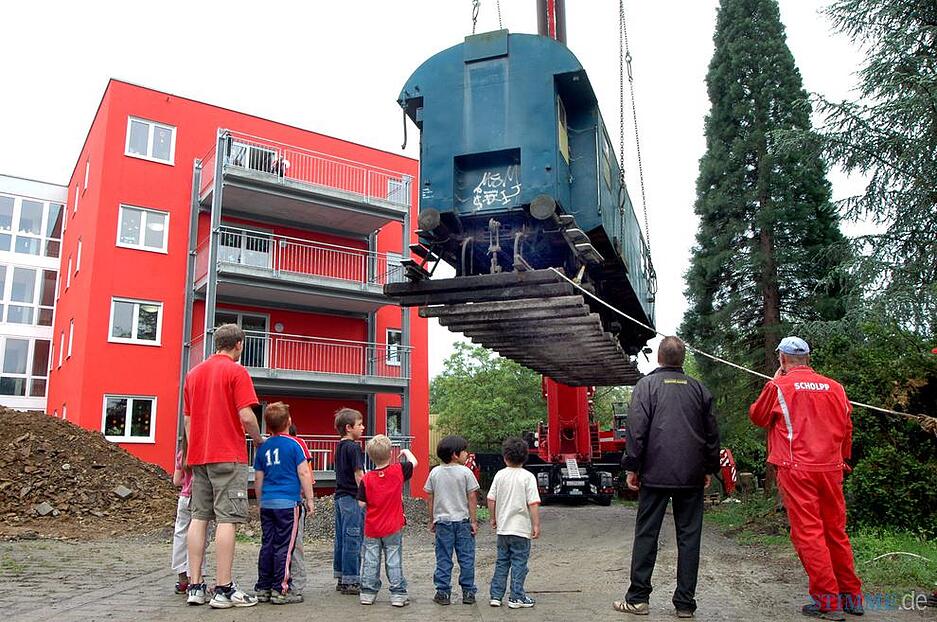 18.05.2006: Fasziniert beobachten Kinder und Erwachsene den Flug des Eisenbahnwaggons auf das Gelände des Kindersolbad.