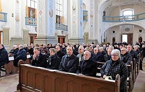 Gut gefüllt: Rund 300 geladene und zahlreiche weitere Trauergäste ließen sich durch die eisige Kälte in der Klosterkirche nicht davon Abhalten, Roman Herzog diesen Respekt zu erweisen.