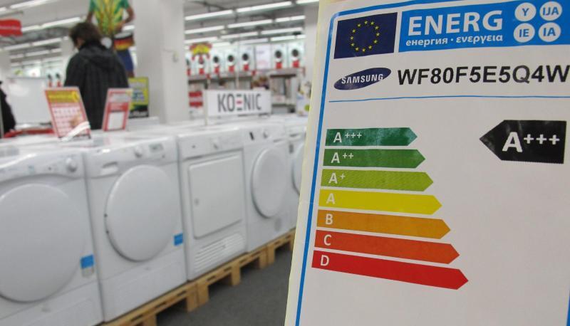 Ein Hinweisschild mit Ausweisung der Energieeffizienzklasse in einem Großmarkt für Elektroartikel. Foto: Peter Kneffel