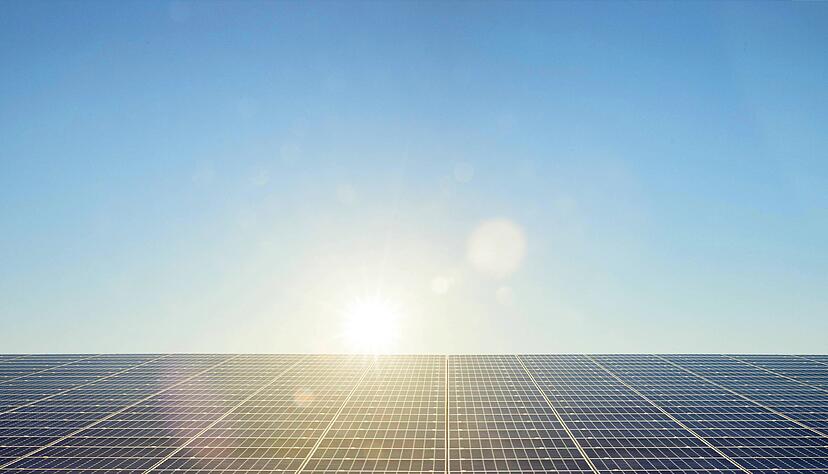 Claudia Kemfert wünscht sich Solarzellen auf jedem Dach in Deutschland: "Dann wären wir mit der Energiewende schon einen ganzen Schritt weiter." Foto: by-studio/stock.adobe.com Claudia Kemfert wünscht sich Solarzellen auf jedem Dach in Deutschland: "Dann wären wir mit der Energiewende schon einen ganzen Schritt weiter." Foto: by-studio/stock.adobe.com