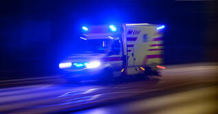 ARCHIV - 24.01.2025, Sachsen, Dresden: Ein Rettungswagen f&auml;hrt am Abend mit Blaulicht zum Einsatz. (Aufnahme mit langer Belichtungszeit) (zu dpa: &laquo;Unfall in Nordhorn: Radfahrer von Rettungswagen erfasst&raquo;) Foto: Robert Michael/dpa +++ dpa-Bildfunk +++